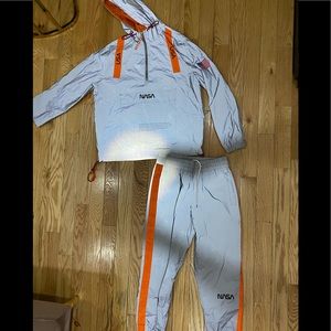 Reflective wind breaker set